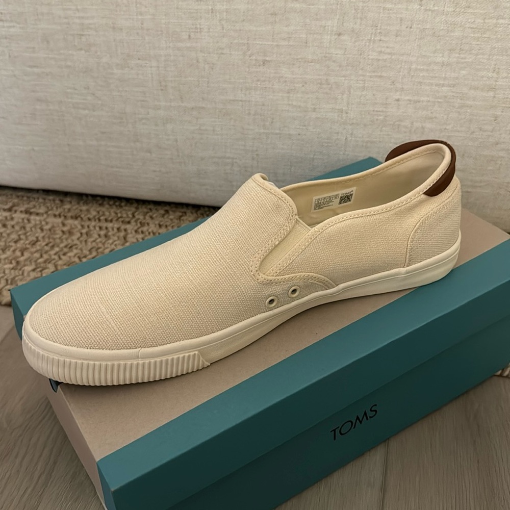 NIB men’s Tom’s canvas shoes